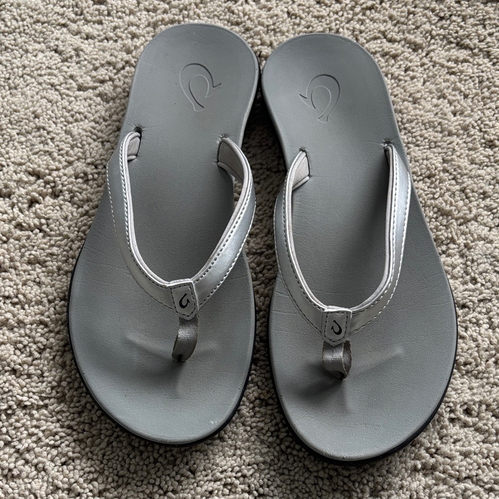 OluKai Women's Metallic Gray Sandals